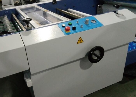 China Van de de Filmlaminering van glanzende/Steenbopp Machine het Semi Automatische Type Hand Voeden leverancier